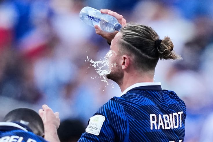 Player splashes water on his face during World Cup hydration break